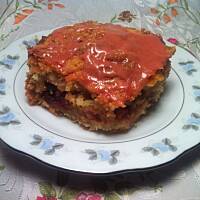 Szarlotka "Chrup Chrup" z połówkami jabłek i różowym serkowym lukrem