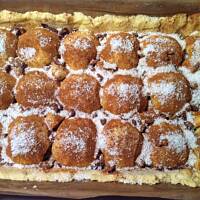 Szarlotka "Chrup Chrup" z połówkami jabłek i różowym serkowym lukrem