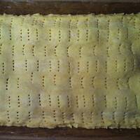 Szarlotka "Chrup Chrup" z połówkami jabłek i różowym serkowym lukrem