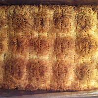 Szarlotka "Chrup Chrup" z połówkami jabłek i różowym serkowym lukrem