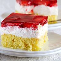 biszkopt z truskawkami i bitą śmietaną…