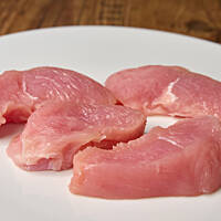 Mięso na kotlety przeznaczone do rozklepania krój w poprzek włókien.