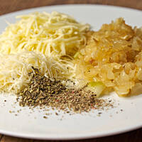 Cebula do farszu powinna być zeszklona, miękka, złota, lecz nie nadmiernie ciemna, aby nie stała się gorzka.