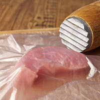 Kotlety najlepiej rozbijać po umieszczeniu ich między dwiema warstwami folii.