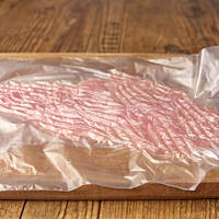 Rozbijanie kotletów zaczynamy od środkowej części i przesuwamy się ku brzegom.