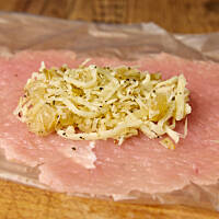 Nie zdejmujemy kotleta z folii, na której leży i nakładamy na mięso farsz.