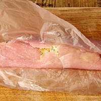 Woreczek foliowy, który jest na spodzie pomoże nam zwinąć zgrabną paczuszkę. Wystarczy zaginać brzegi folii i formować kopertę, lekko dociskając kolejne brzegi.