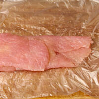 Dzięki woreczkowi foliowemu formujemy kotlety z łatwością - płat mięsa nie rwie się i nie przyczepia do deski, na której go przygotowujemy.