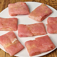 Wszystkie kotlety powinny być podobnej wielkości i grubości, aby usmażyły się w takim samym czasie.