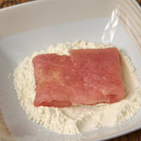 Paczuszki z indyka panierujemy najpierw w mące, dokładnie strzepując jej nadmiar.