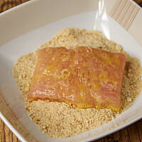 Na koniec obtaczamy kotlety w bułce tartej.