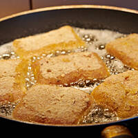 Smażymy na tłuszczu na rumiano, w średniej temperaturze.