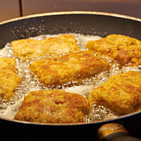 Gotowe, rumiane kotlety po wyjęciu z gorącego tłuszczu osączamy na papierowym ręczniku i natychmiast podajemy. Gorące, smakują wybornie, gdy po przekrojeniu wypływa z nich ciągnący się ser.