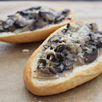 Bułka z pieczarkami