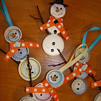 Bałwanki z nakrętek, kapski i żarówek