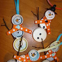 Bałwanki z nakrętek, kapski i żarówek