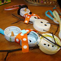 Bałwanki z nakrętek, kapski i żarówek