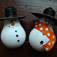 Bałwanki z nakrętek, kapski i żarówek