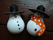 Fot. Wróbelek, Bałwanki z nakrętek, kapski i żarówek