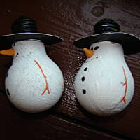 Bałwanki z nakrętek, kapski i żarówek