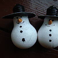 Bałwanki z nakrętek, kapski i żarówek