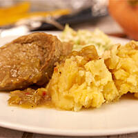 Duszona szynka z puree ziemniaczano dyniowym