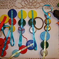 Bałwanki z nakrętek, kapski i żarówek