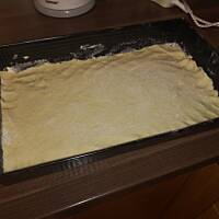 Połowa ciasta na spód, zapiecz ją w piekarniku.