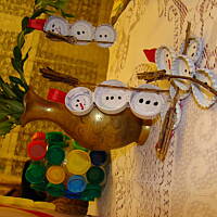 Bałwanki z nakrętek, kapski i żarówek