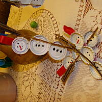 Bałwanki z nakrętek, kapski i żarówek