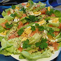 Letnia sałatka z łososiem i awocado