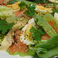 Letnia sałatka z łososiem i awocado