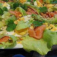 Letnia sałatka z łososiem i awocado