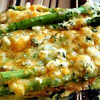 Zapiekanka cukiniowo-szparagowa z łososiem