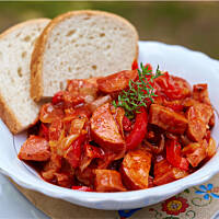 Leczo z kiełbasy, cebuli i papryki