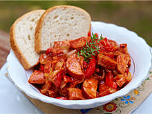 Fot. Wkn, Leczo z kiełbasy, cebuli i papryki