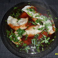 Barszcz czerwony z pierogami z soczewicą