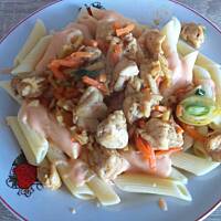 Makaron z warzywami i kurczakiem w sosie