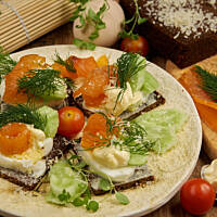 Mini kanapeczki łososiowe