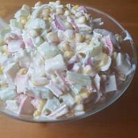 Sałatka z paluszków krabowych