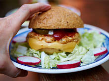 Fot. Wkn, Chickenburgery w gorących bułkach