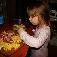 brokuł zapiekany z makaronem, kiełbaską i serem