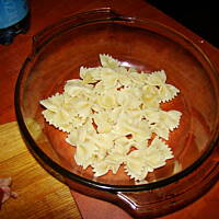 brokuł zapiekany z makaronem, kiełbaską i serem