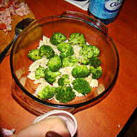 brokuł zapiekany z makaronem, kiełbaską i serem