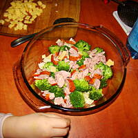 brokuł zapiekany z makaronem, kiełbaską i serem