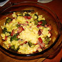 brokuł zapiekany z makaronem, kiełbaską i serem