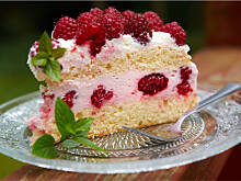 Fot. Wkn, Lekki torcik z masą jogurtową i malinami