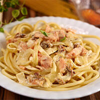 Makaron z łososiem i suszonymi pomidorami