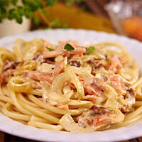 Makaron z łososiem i suszonymi pomidorami