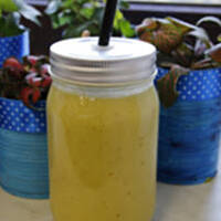 Koktajl z ananasa, awokado, banana, gruszki i oleju kokosowego 